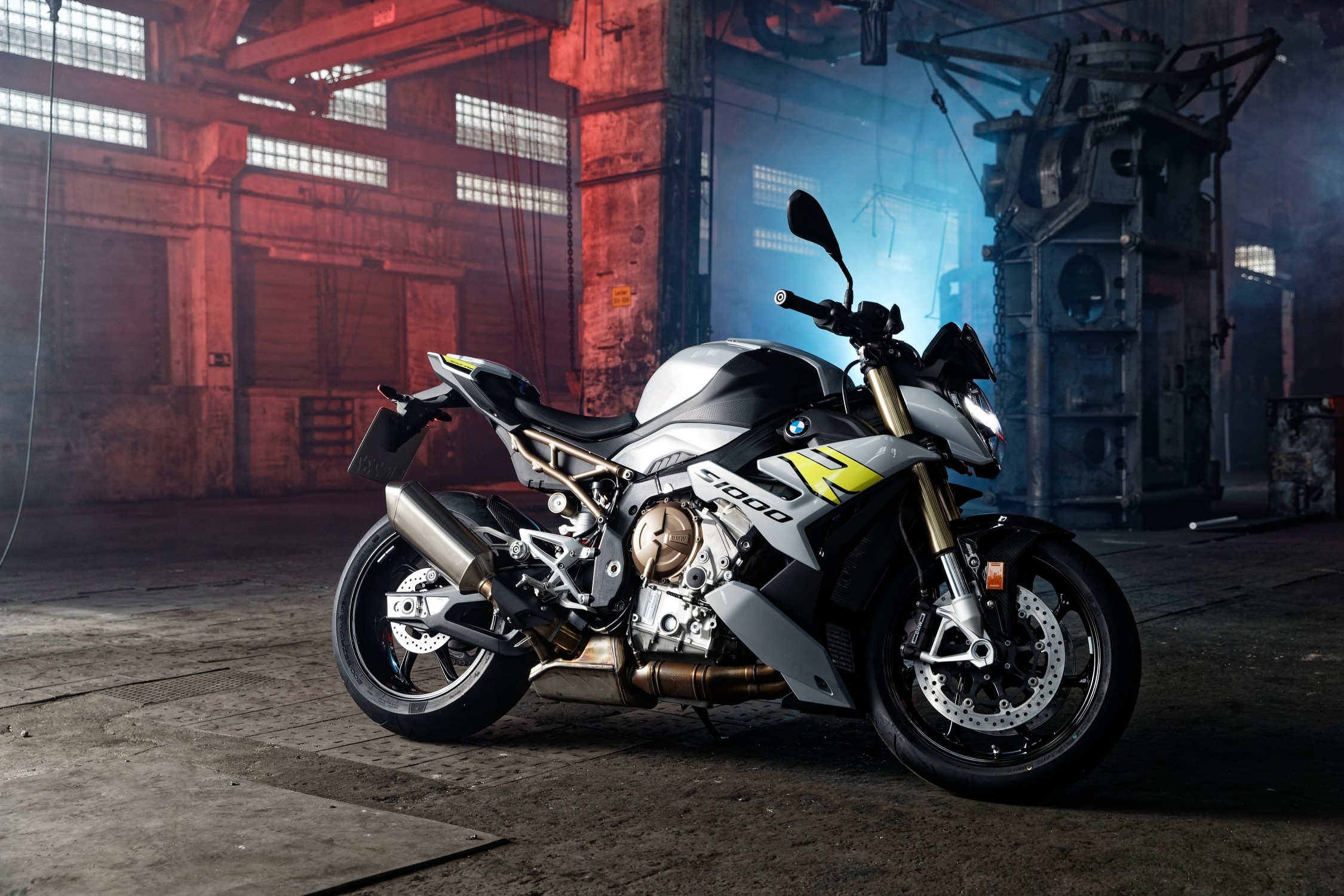 https://www.saferiders.it/wp-content/uploads/2023/01/P90407573_lowRes_the-new-bmw-s-1000-r.jpg